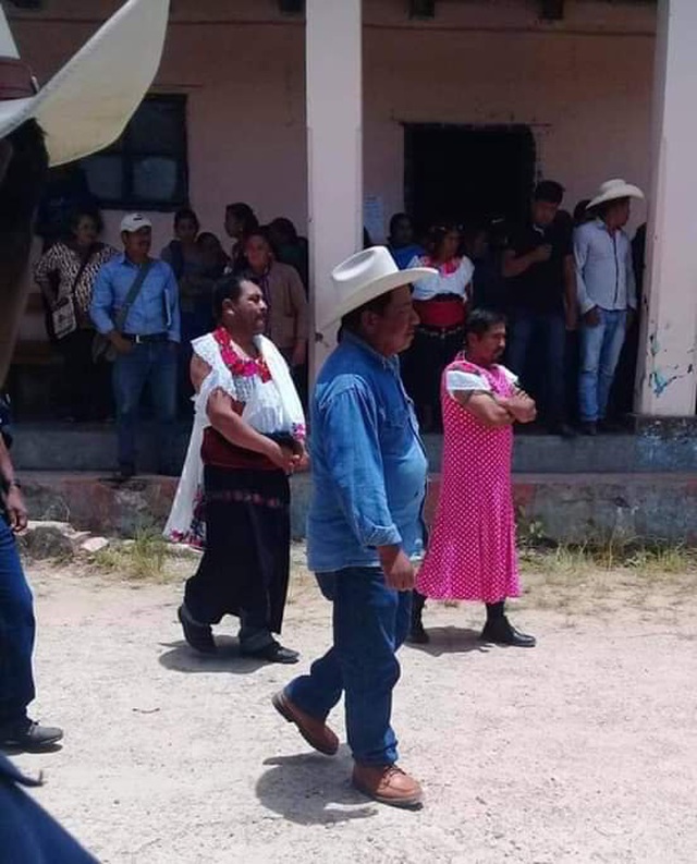 Thị trưởng Mexico bị ép mặc váy phụ nữ diễu phố vì thất hứa với dân - 1